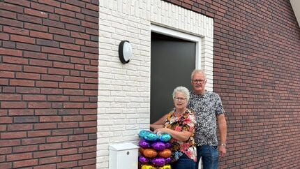 Familie Smoes bij hun nieuwe woning in Westerhaa
